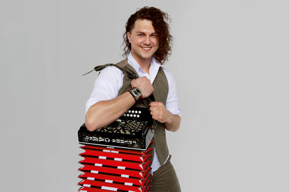 "&Kcy;&ucy;&chcy;&iecy;&rcy;&yacy;&vcy;&ycy;&jcy; &vcy;&iecy;&chcy;&iecy;&rcy;" &scy; &Acy;&lcy;&iecy;&kcy;&scy;&acy;&ncy;&dcy;&rcy;&ocy;&mcy; &Bcy;&acy;&rcy;&dcy;&icy;&ncy;&ycy;&mcy; &gcy;&period;&Acy;&scy;&tcy;&rcy;&acy;&khcy;&acy;&ncy;&softcy;